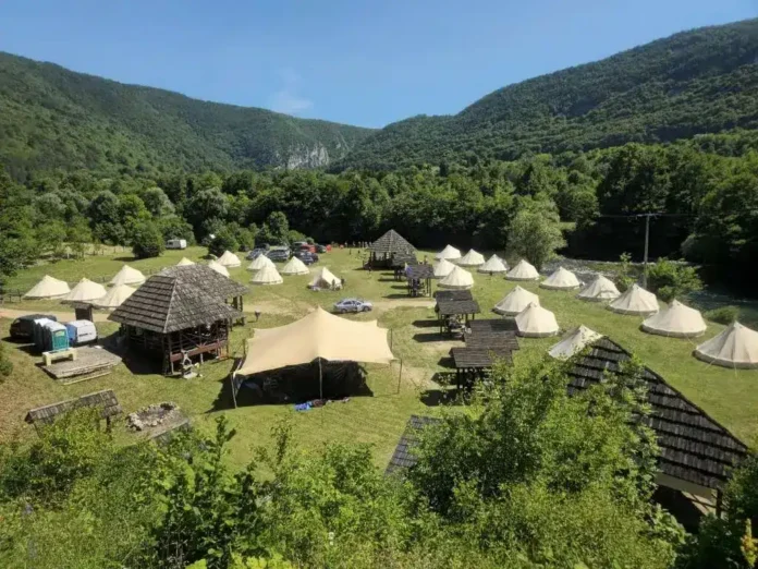 1. Tenda kamp na obali rijeke Krušnice u prirodnom okruženju.
