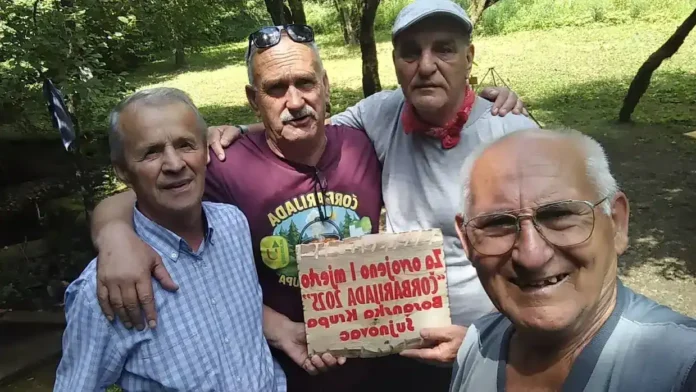 Ljudi na otvorenom u prirodi, prijatelji uz Krušnicu, snimak iz Bosanske Krupe.