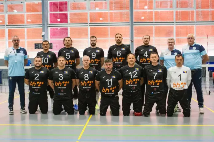 Muška odbojkaška ekipa Krušnica na utakmici u indoor sportskom centru.