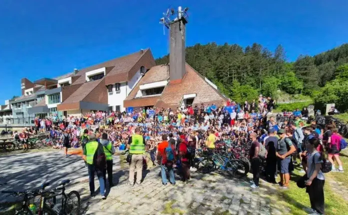 1. Veliko okupljanje ljudi ispred Krušnica objekta u prirodi.