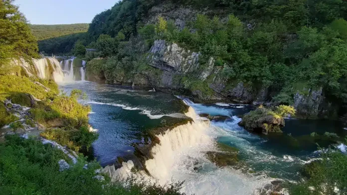 Krušnica, prekrasan rijekovni slap u zelenoj prirodi Bosne i Hercegovine.