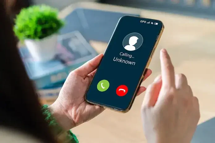 Nepoznati poziv sa telefona, symbol nepoznatog broja, poziv na mobilnom uređaju.