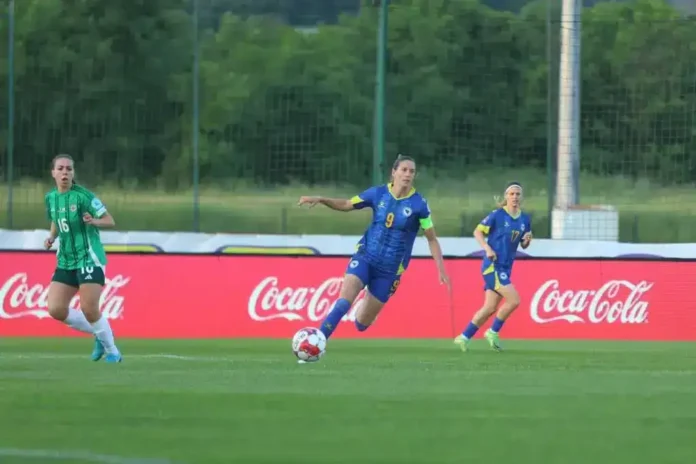 Razigrani fudbaleri na terenu, ženski fudbal, Krušnica, sportski događaj.