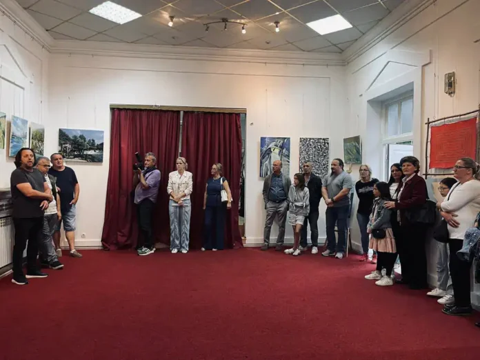 Izložba umjetničkih slika u galeriji Krušnica, književni i kulturni događaj za posjetitelje.