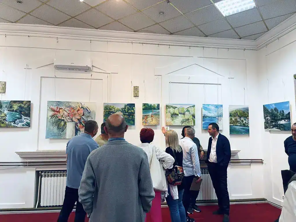 Krušnica umjetnička izložba u galeriji.
