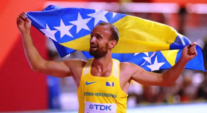 1. Bosanskohercegovački atletičar s zastavom na vrhu.