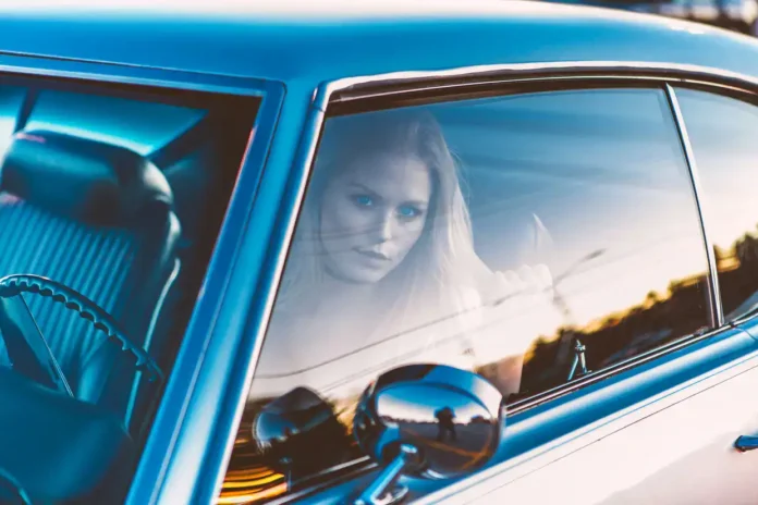 Žena u starom automobilu, retro stil, moderni izazov, elegantno, cool, vožnja, moda, životna igra.