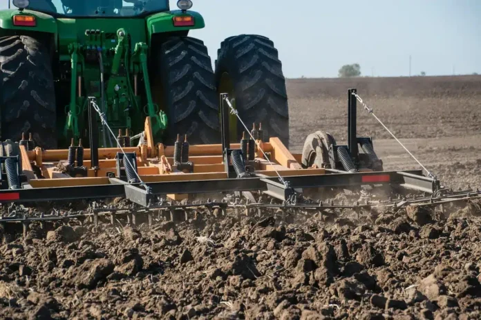 1. Traktor i rotacijska oruđa za obradu tla na polju.