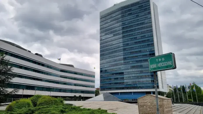 Visoki moderni poslovni neboder u Sarajevu sa znakom trase Bosne i Hercegovine.