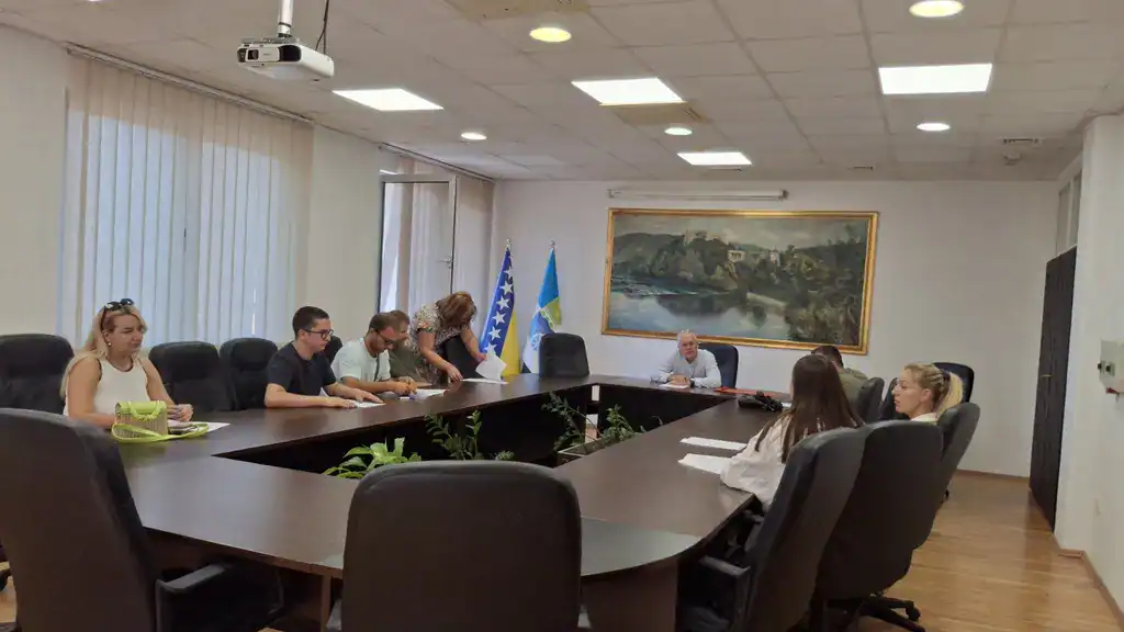 Bosanska općinska vijeće, sastanak u konferencijskoj sali, političke diskusije i odlasci predstavnika.