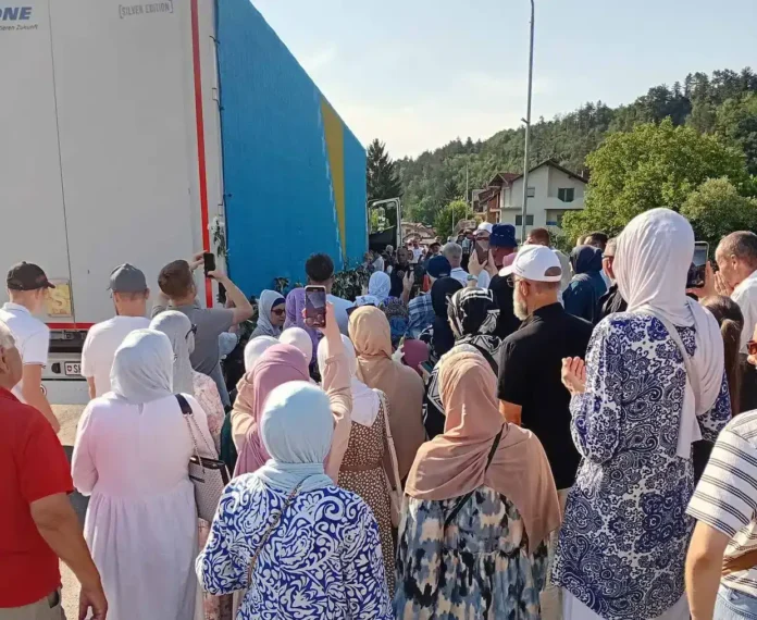 Veliko građansko okupljanje ispred kamiona Krušnica na podršci lokalnoj zajednici.