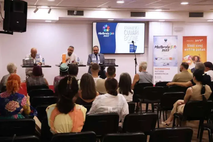 Stražni dio konferencijske sale sa govornicima i publikom, promocija Mostar Rock 2023.