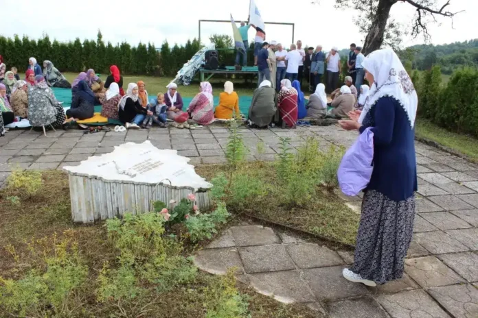 Prijateljsko okupljanje i cerkveno slavlje u prirodi kod Krušnice, vjernici sudjeluju u molitvi; ruralni ambijent.