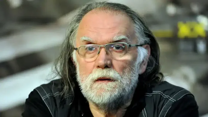 Stari muškarac s bijelom bradom i naočalama, portret, interijer.