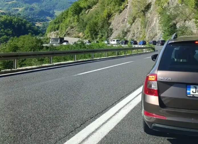 Težak saobraćaj na putu kroz Krušnicu, vozila čekaju u koloni kod planinskog kraja.