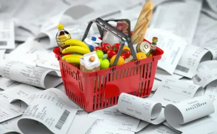 Svježe namirnice u crvenoj košari na papiru, supermarket, kupovina hrane, voće i povrće.