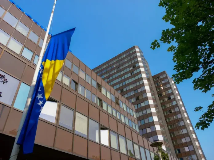 Moderna zgrada u Sarajevu sa zastavom BiH.