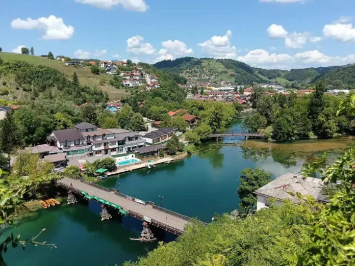 Mirno naselje uz rijeku Krušnica u okruženju zelenih brda i prelijepim pogledom.