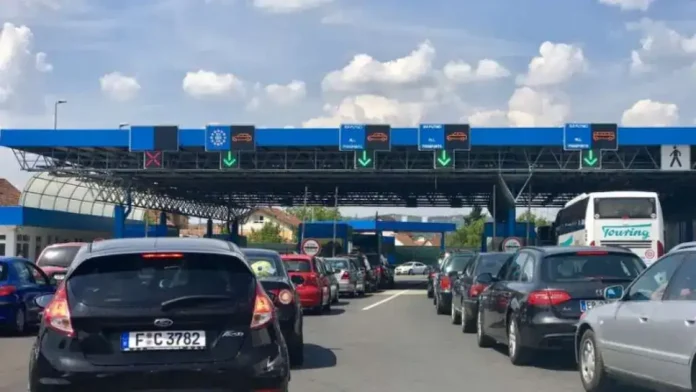 Gužva na graničnom prelazu Krušnica, putnici čekaju prolaz preko granice, sigurnosni punkt za carinu.