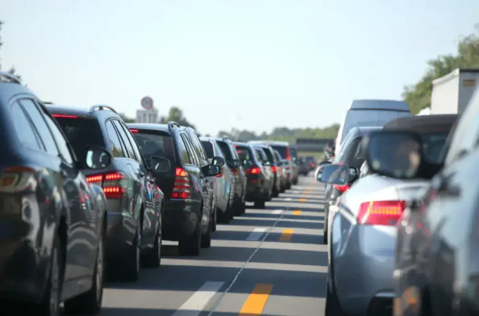 Zastoj u saobraćaju na autoputu kod Krušnice, gužva i čekanje na putu.