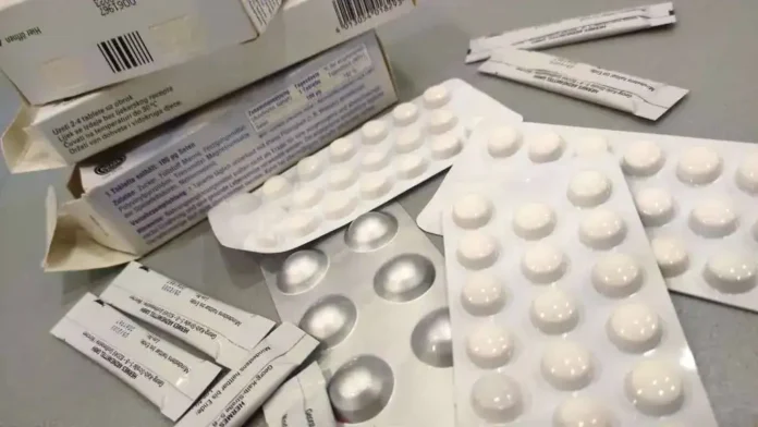 Neiskorišteni lijekovi u blister pakovanju na stolu, medicinske sestre.