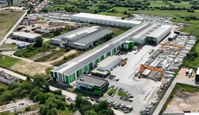 Visoka industrijska hala Krušnica s fotonaponskim solarnim panelima.