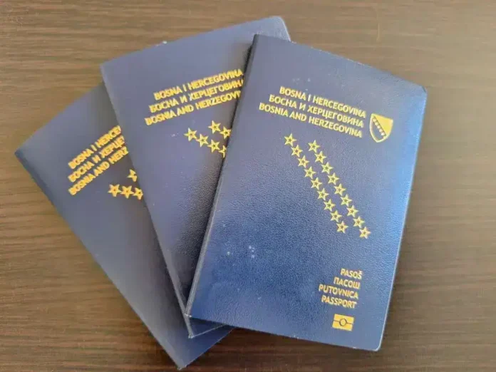 Alternativni tekst: Bosanskohercegovački pasoši na drvenom stolu.