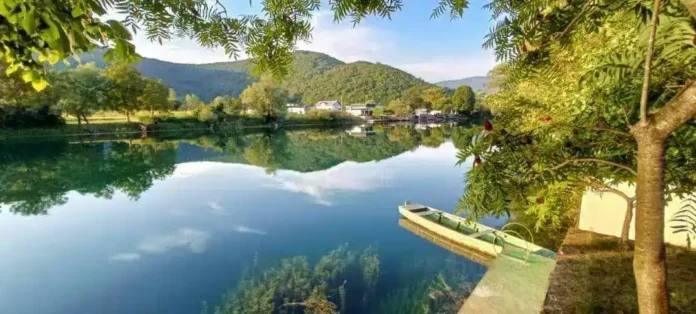 Mirno jezero u Krušnici okruženo zelenilom i planinama, savršeno za odmor i rekreaciju.