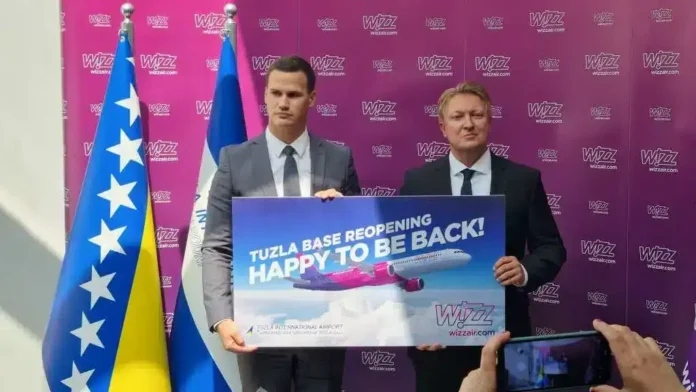 Uslikavanje aviona i predstavnika na ceremoniji ponovnog otvaranja Tuzla baznog aerodroma, Bosna i Hercegovina.