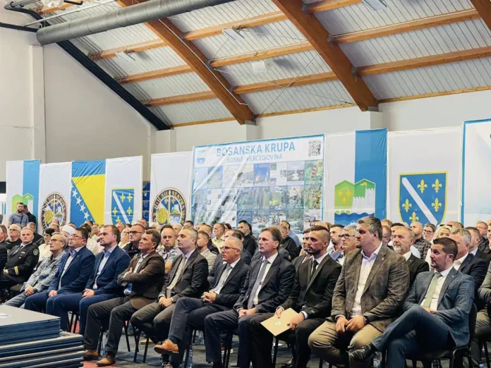 Delegacija i govornici na konferenciji u Bosanskoj Krupe, Bosna i Hercegovina, za promociju regiona.