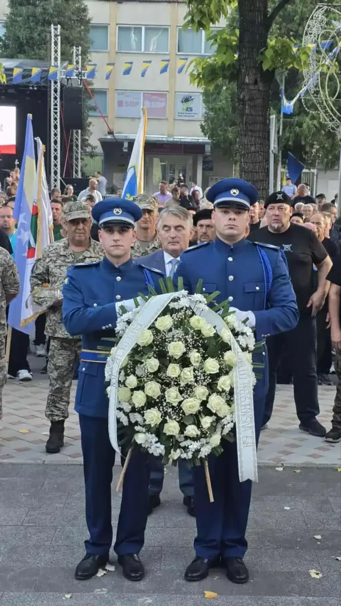 - Plavi vojni uniformi sa dvojicom vojnika koji drže vijence u čast i sjećanje.