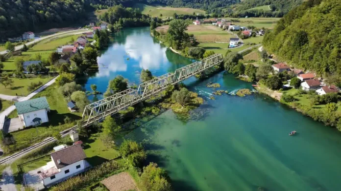 Krušnica rijeka, priroda i most, ljepote toka rijeke, ruralna Bosna i Hercegovina.