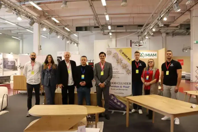 Inženjeri i dizajneri na sajmu namještaja i drvne industrije u Krušnici, BiH.