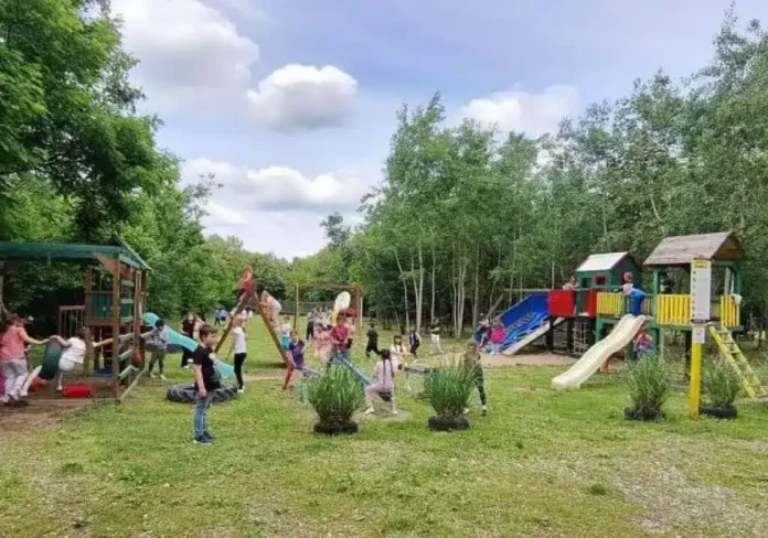 1. Djeca na igralištu u prirodi, Krušnica, Bosna i Hercegovina.