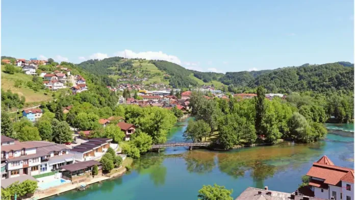 Krušnica reka u prirodi, zelenilo i kuće na obali, planinska destinacija sa prirodnim ljepotama.