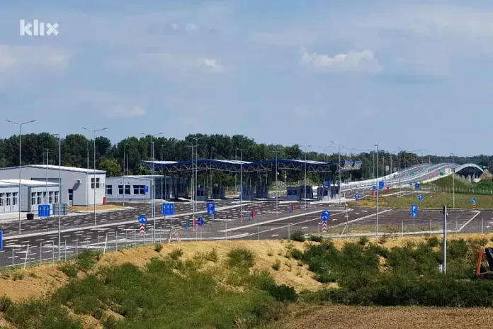 Krušnica benzinska pumpa, moderni autoput, servis i parking za vozila.