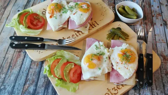 Svježi kruh s jajima, šunkom i povrćem, tradicionalni bosanski doručak.