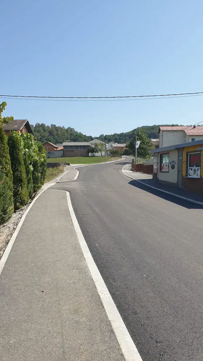 Krušnica planinska riva i lokalni put uz kuće i prirodu.