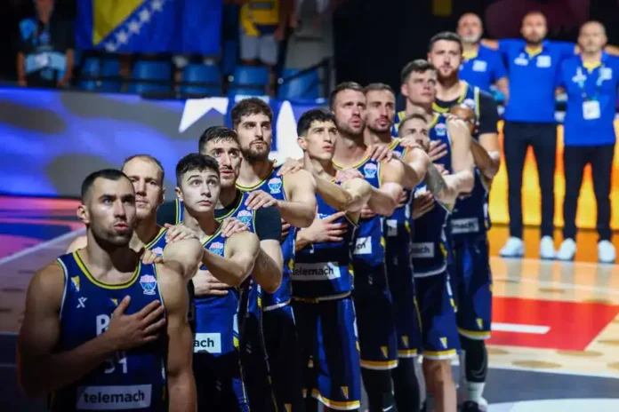 Muškarci košarkaši KK Krušnica na utakmici, sportska atmosfera, ekipa u dresovima.
