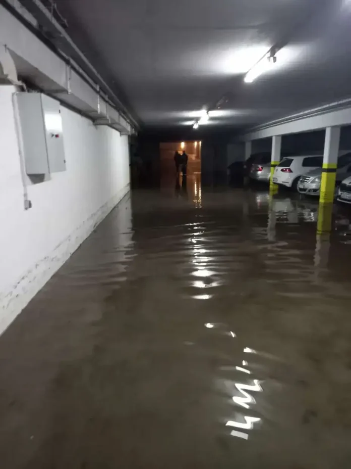 Visoka voda u podzemnoj garaži, mokri podovi i parkirani automobili, hitna situacija u Krusnica.