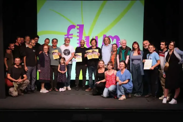 Široka grupa ljudi na pozornici tokom događaja Krušnica, dani kreativnosti i zajedništva.