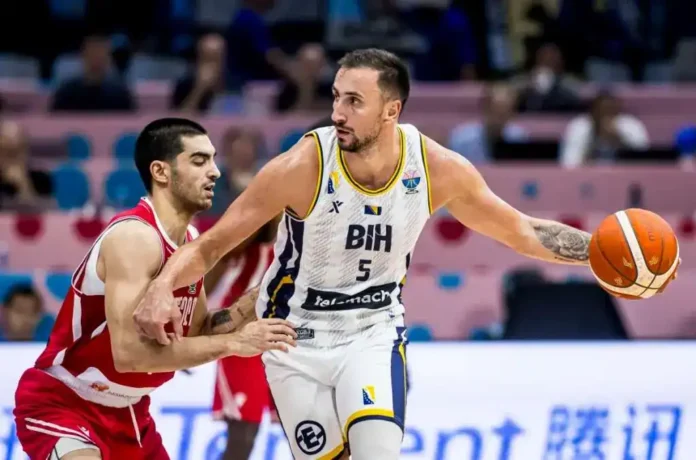 Košarkaši u akciji na sportskom terenu u Bosni i Hercegovini.