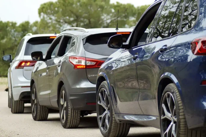 2. Automobili na putu ispred prirodne okoline u Krušnici, prikaz modernih vozila u vožnji.