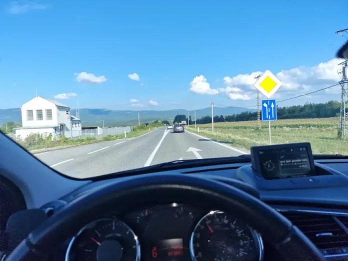 Prolazak kroz ruralni krajolik kod Krušnice, zemljani put i prometne znakove.