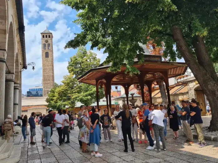 Sunce, trg, Crkva i Turisti u Krušnici, Bosna i Hercegovina.