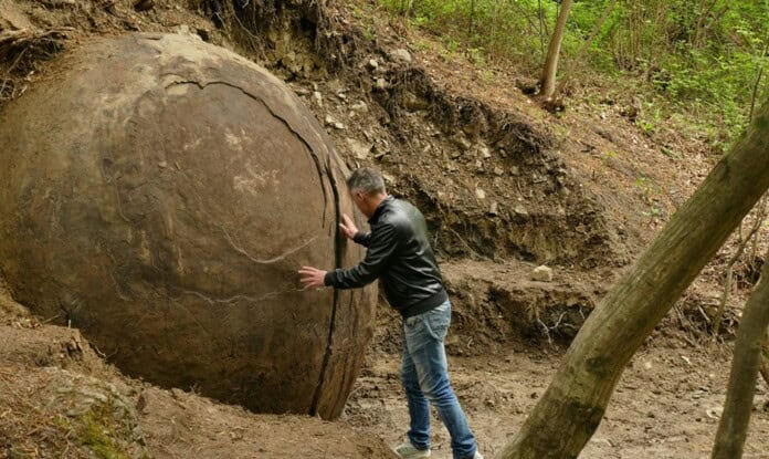 Veliki kameni blok u prirodi kod Krušnice, Bosna i Hercegovina.