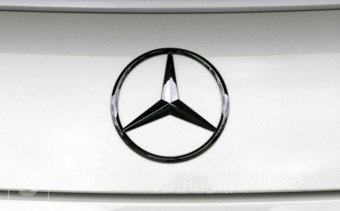 Mercedes-Benz logo na bijelom vozilu, luksuzni i elegantni automobil, auto, autoomobili, brend, simbol kvaliteta.