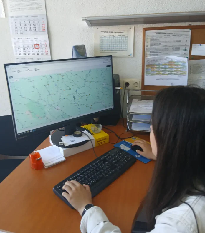 Kombajn na polju Krušnica, moderna poljoprivredna mašina za žetvu žitarica.