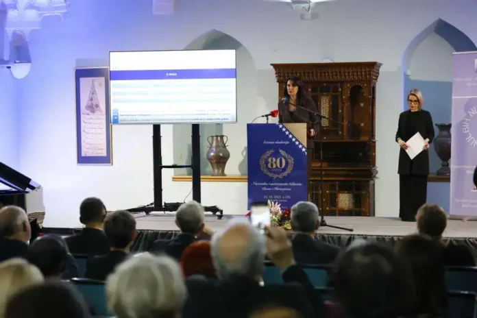 1. Istaknuta slika iz Krušnice, konferencija sa govornicima i publikom.