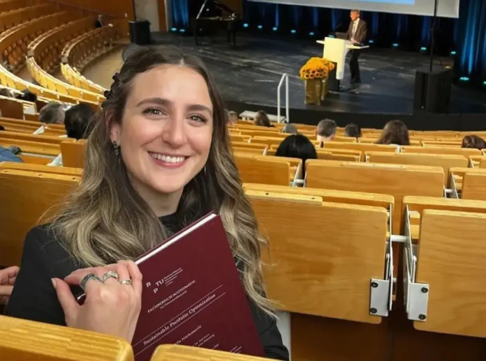 Prijateljski student u auditorijumu na seminaru o održivosti i portfolio optimizaciji.